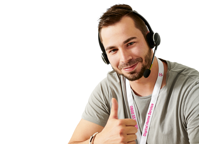 Freundlicher IT-Experte mit Headset zeigt mit dem Daumen nach oben