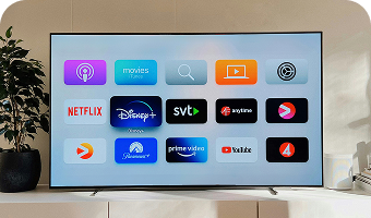 Bildschirmoberfläche eines Smart TVs mit großem Bildschirm, auf dem unterschiedliche Anwendungen mit Medieninhalten zu sehen sind