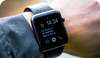 Smartwatch am Handgelenk.